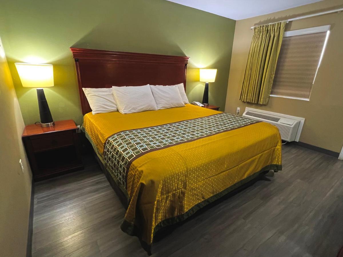 Motel Deluxe & By Oyo Ok 2*